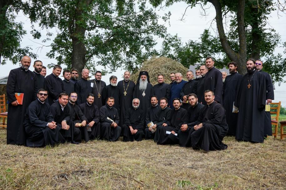 IPS Mitropolit Teofan, alături de preoții din Protopopiatul Darabani/ Foto: Marius Chițac