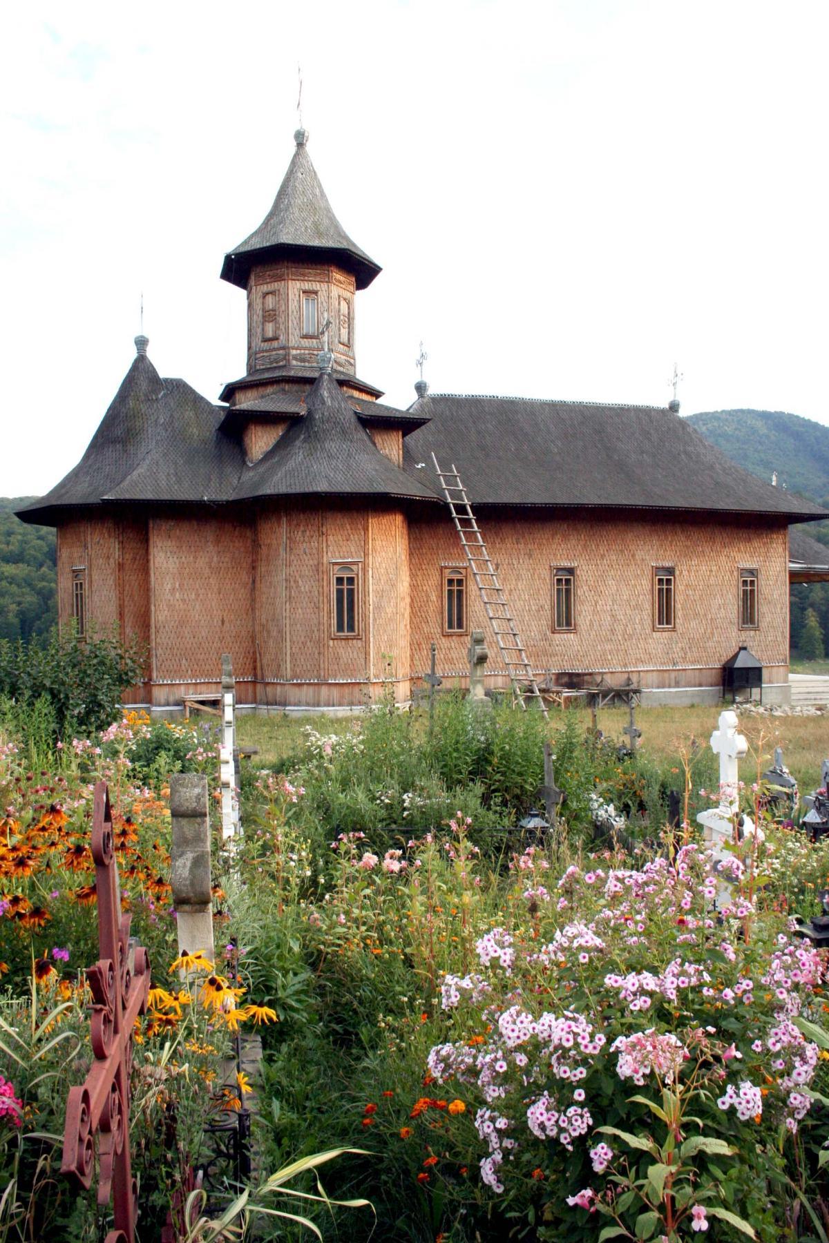 Biserica văzută din cimitir în 2008